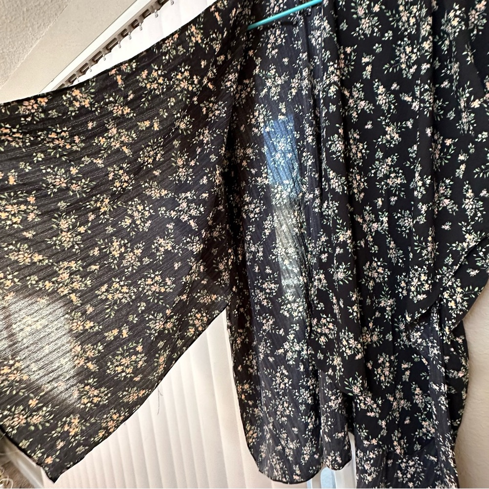 NWT-BEAUTIFUL Kimono! Black Base w/ Floral. One Size, Will Fit Plus Size Easy!